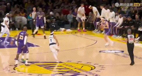 坐稳老二！里夫斯38+8+3享MVP呼声。
2节初连得5分，单节6中4砍14分（