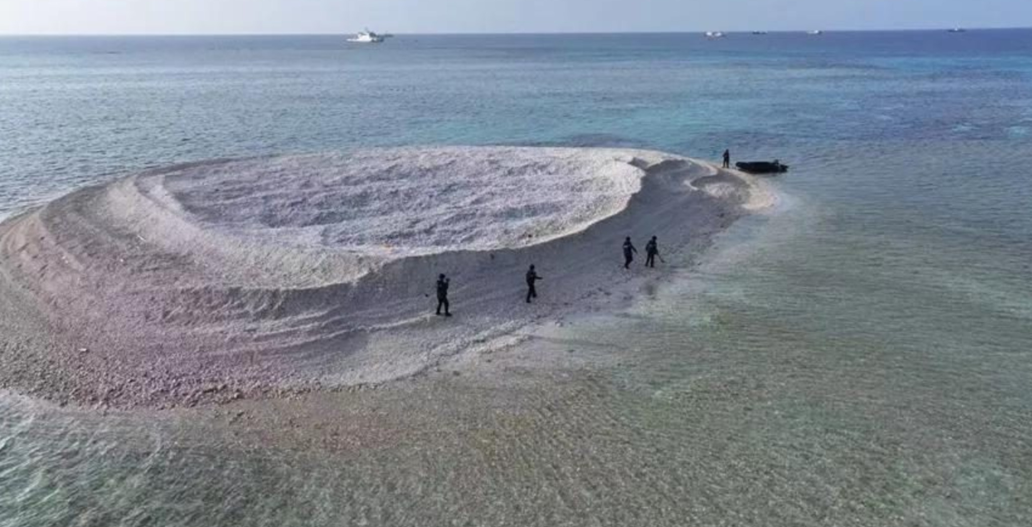 中国在铁线礁插五星红旗











哎呀，南海这火药味是越来越浓了，菲