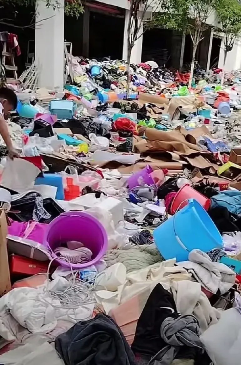 三年中学学习毕业了，留下的是一地的垃圾！
看到这个场景，想到了前天广西女孩子挑担