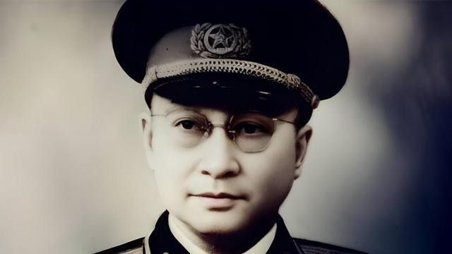 华野上将对陈赓不敬，刘邓狠批：为人太傲，陈毅无奈端起老总架子