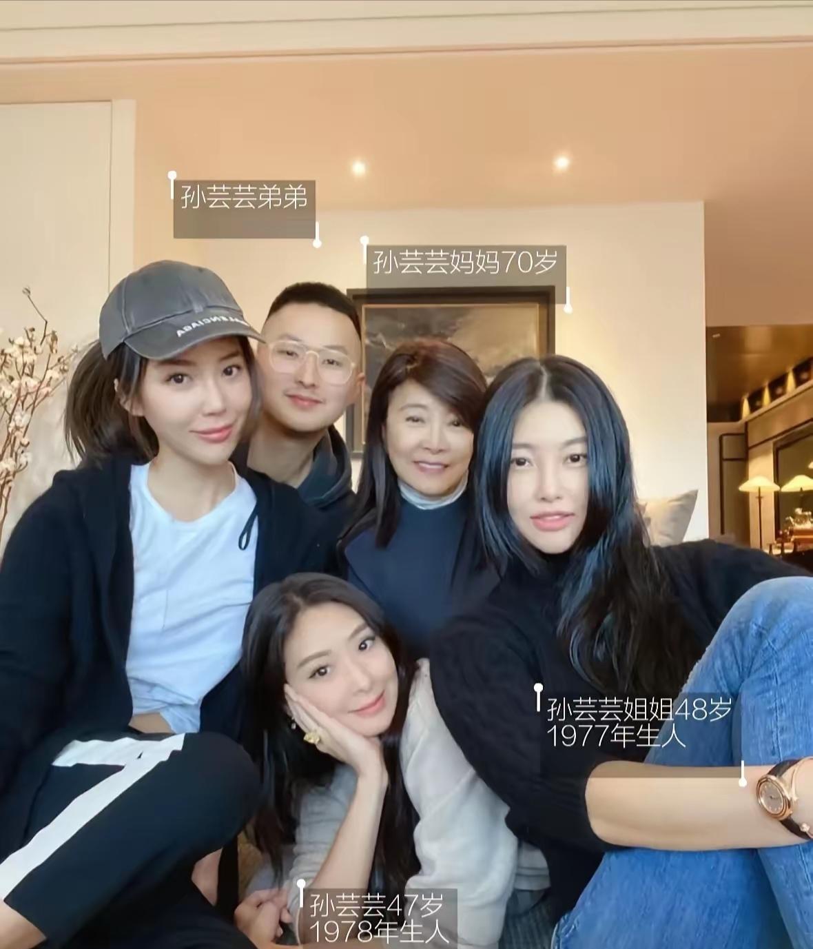 女生的颜值都好高啊，大大的眼睛乌黑的长发，细腻的皮肤，一家人都显的超级年轻，太会
