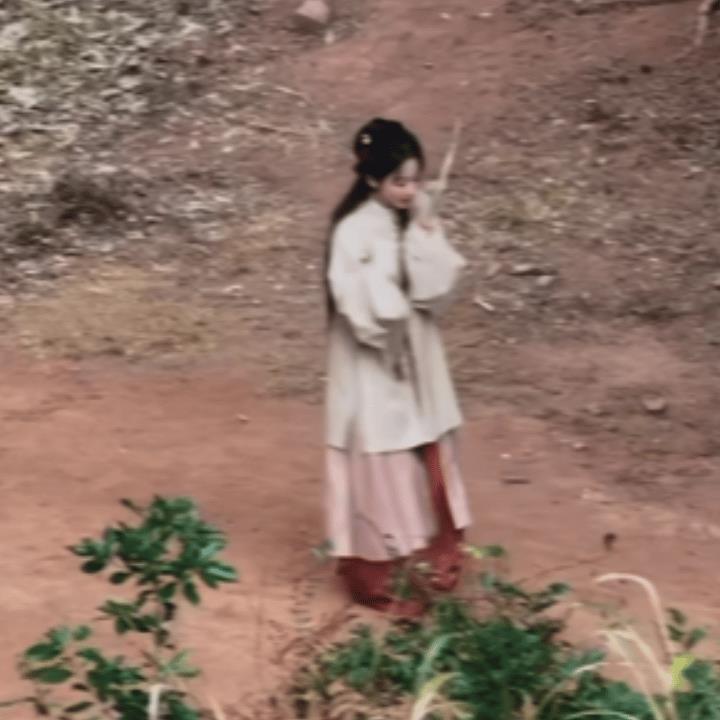 这些代拍真的是太强了，杨紫和韩东君在大山里拍戏，没有想到都被代拍拍到了！
论演员