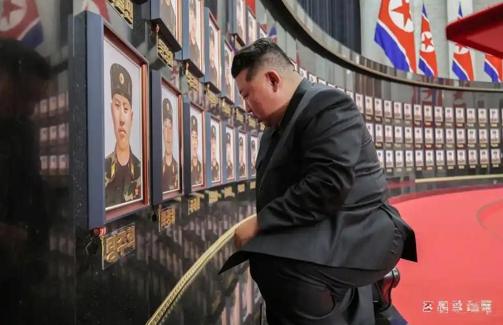 金正恩这一跪，把西方的脸都打肿了！朝鲜高调亮出 101 名援俄烈士名单，直接掀翻