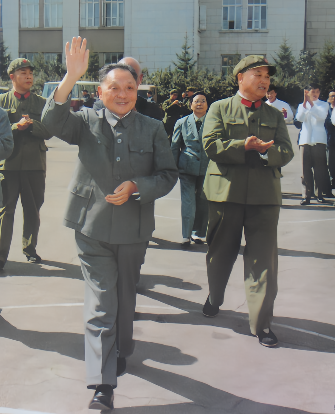 1978年邓小平视察东北三省，多次发表讲话，支持真理标准大讨论，号召大家准确理解