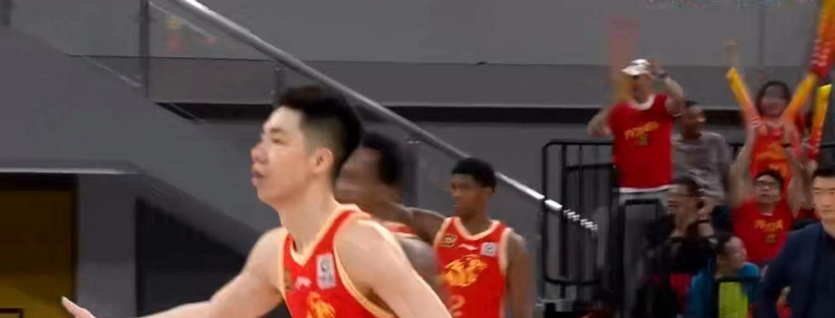 辽宁队输球的主要原因如下：1.常规赛没有强度，到了季后赛强度更大，韩德君、李晓旭