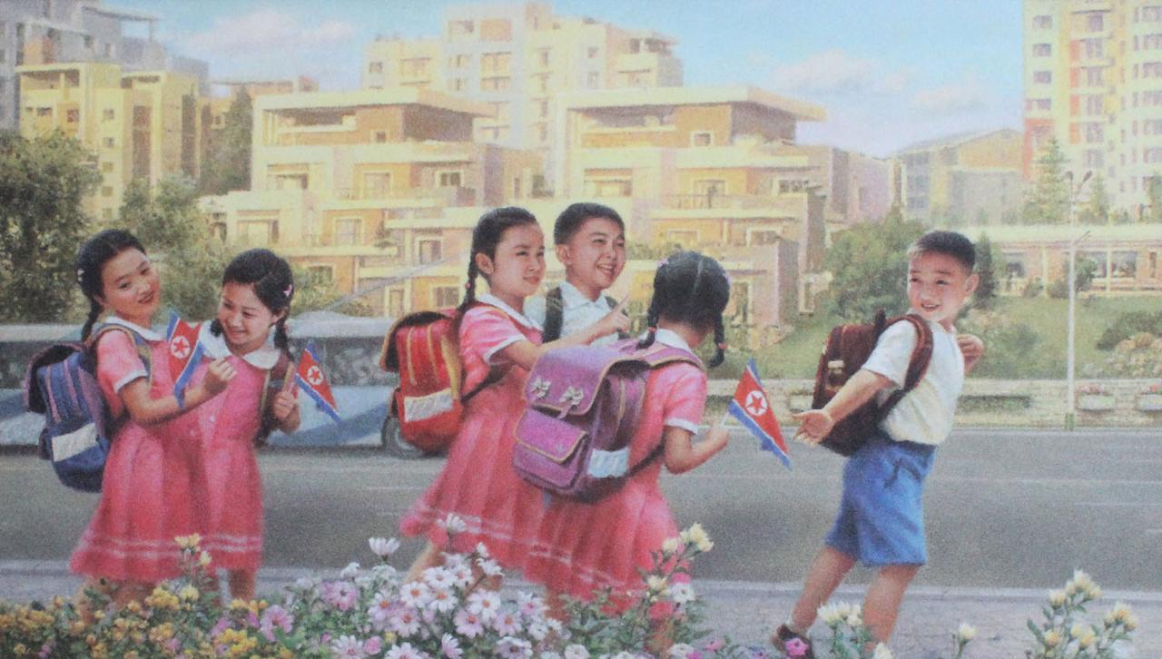 朝鲜宝石画《身穿新的学生制服》
这部作品由万寿台创作社创作家李明权和李润成于20