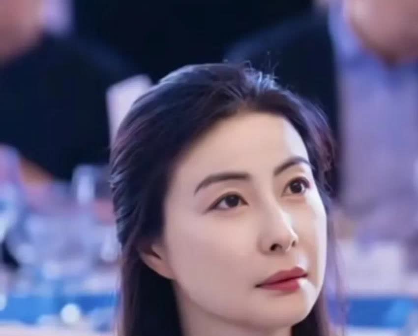 郭晶晶是个狠角
郭晶晶看上去总是笑意盈盈，一副好脾气的样子，做事却不含糊，一点