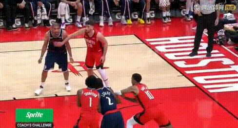 戏真多！火箭快船17秒打了半小时。
阿门17秒补篮2+1火箭领先3分（图4），祖
