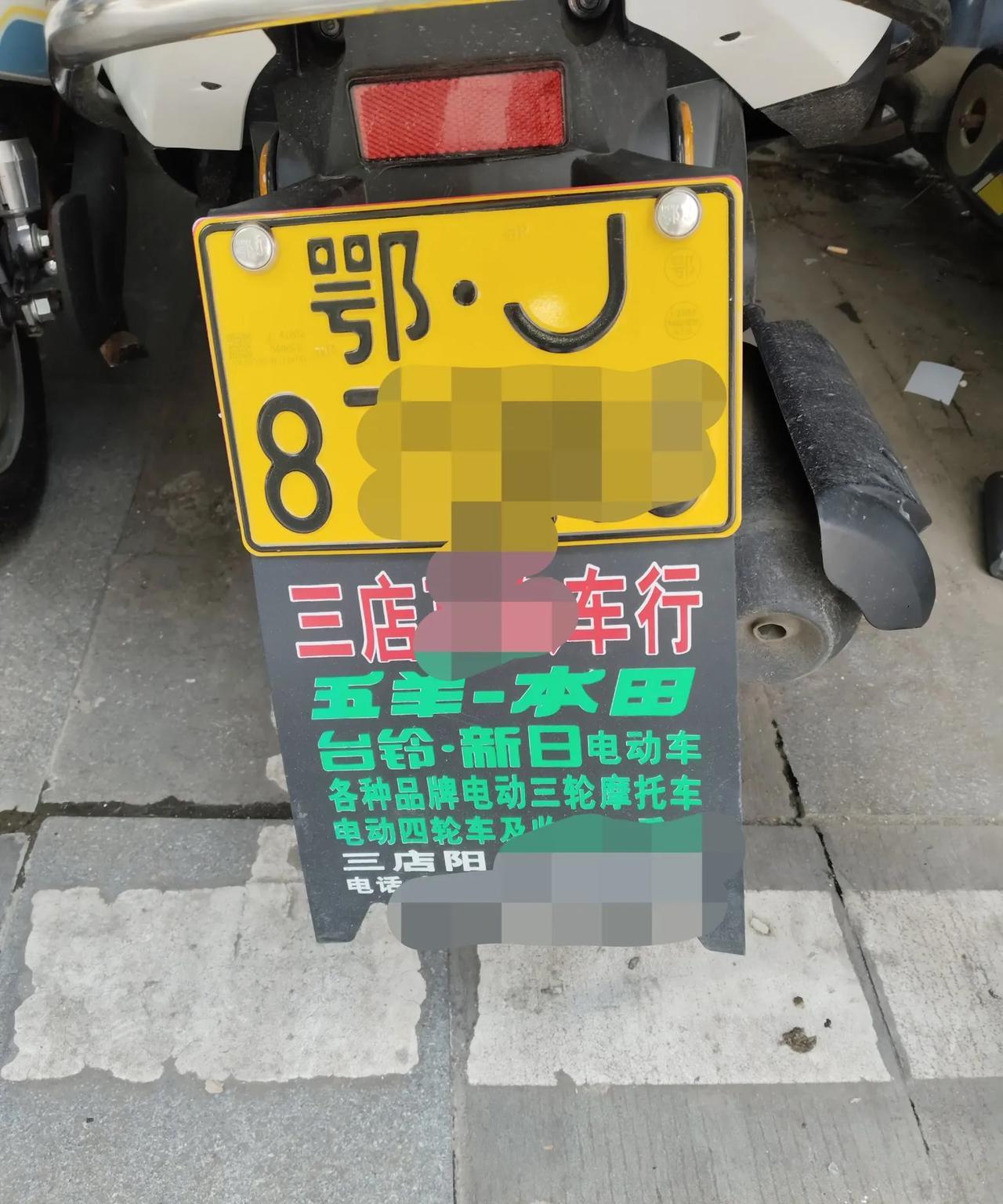 武汉从2002年就开始“禁摩”了，可还是有不少摩友在主城区骑行。就像这位麻城老乡