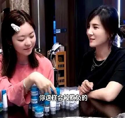 路嫂教导女儿子妍公司管理之道。
子妍对妈妈说，“我说什么你都笑。”路嫂说，“看你