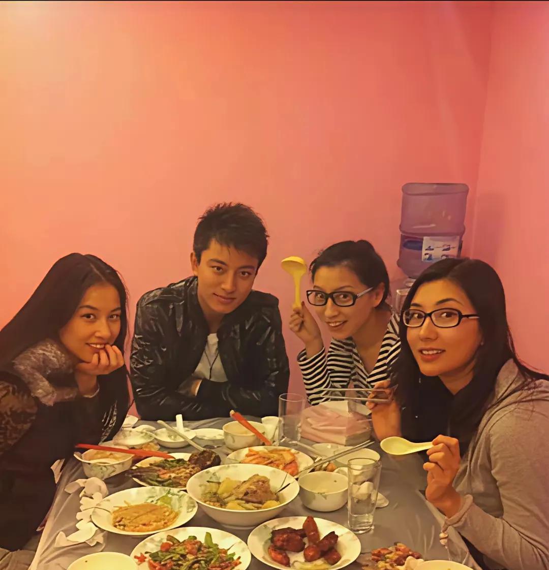原来黄圣依和贾乃亮是初恋，郎才女貌的，多般配！按理说，步入婚姻殿堂才对啊！