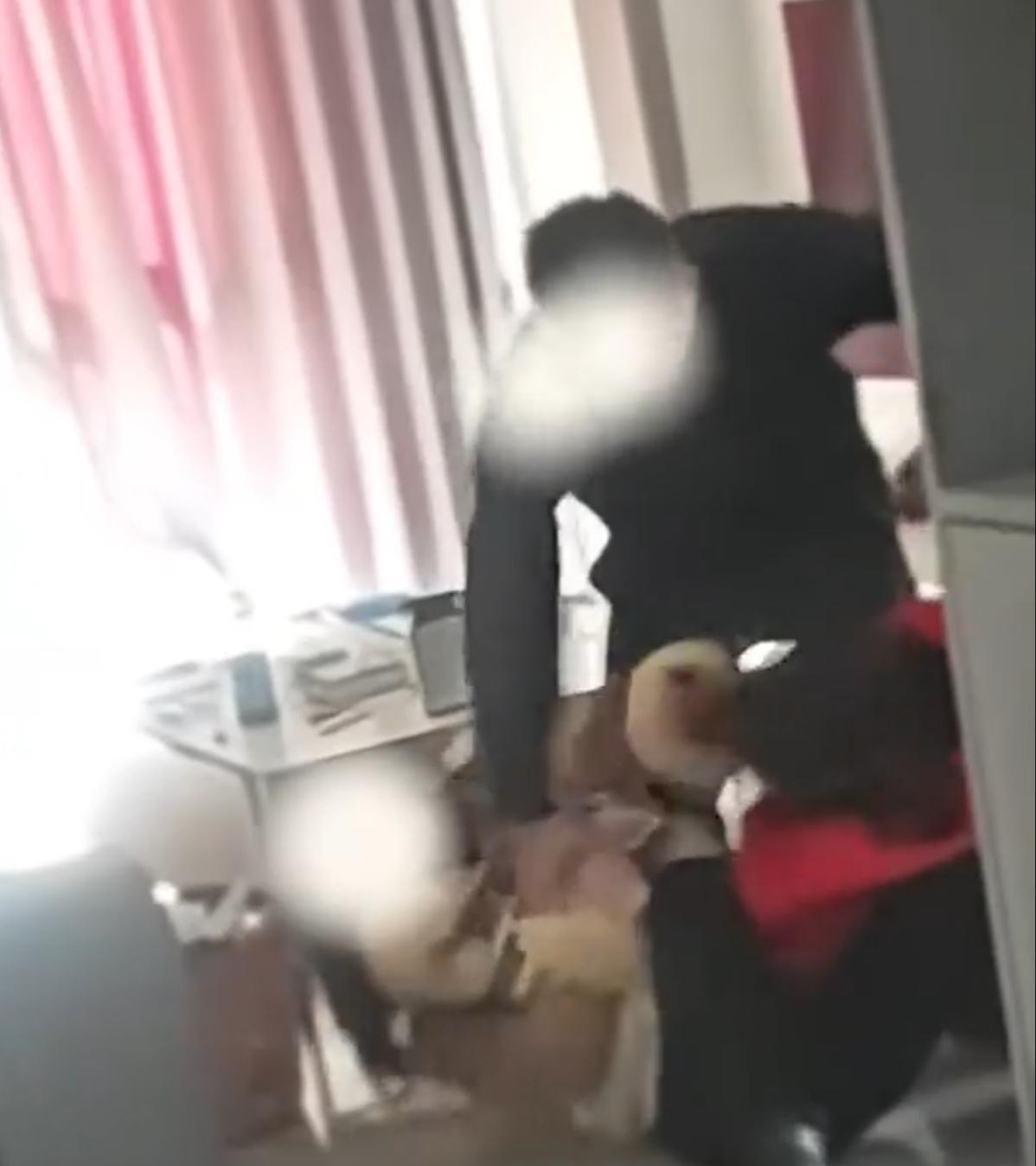 四川一女子发现丈夫出轨，摇来了5个亲属捉奸。专门准备了4根木棒和2条马鞭，将她丈