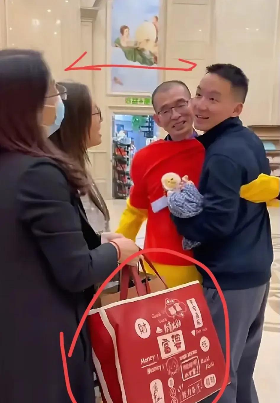谢岳做得最错的一点，不是不让原配出镜，也不是高调宣布带货，而是不能一视同仁！
亲