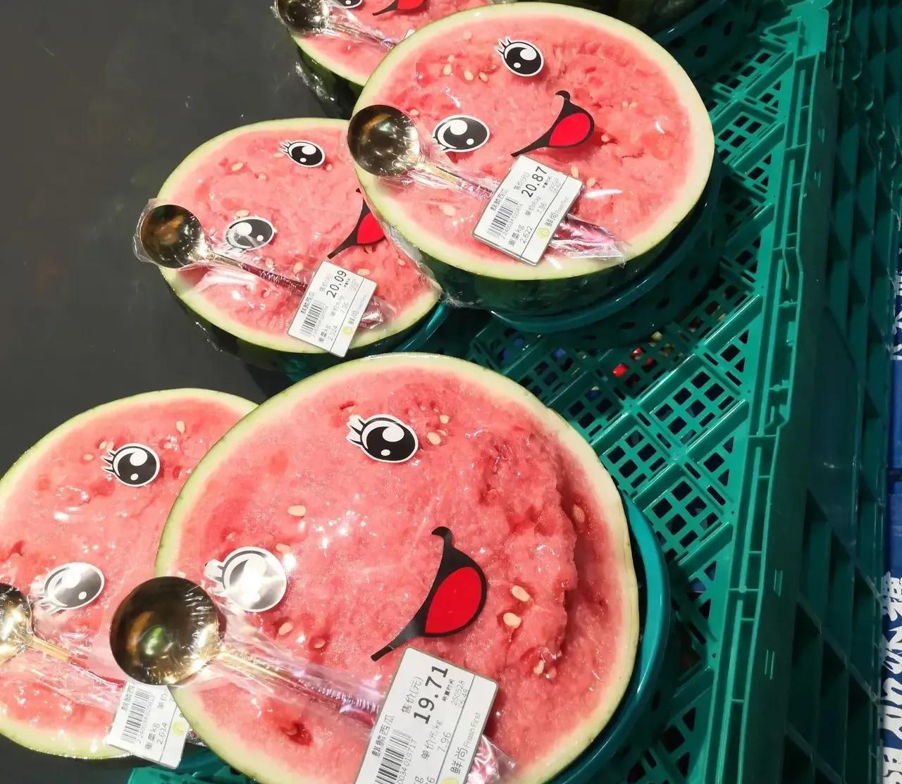 水果店或超市，经常卖一半的西瓜
你觉得既便宜，又能一次性吃完，
我劝你最好不要买