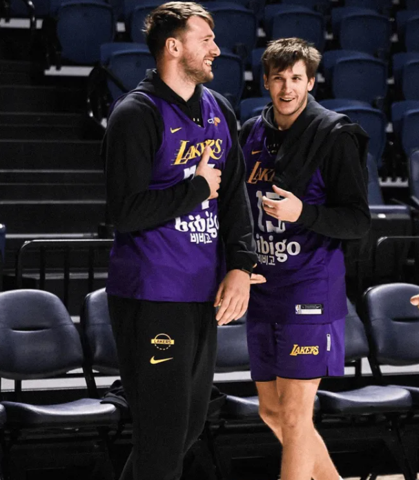 NBA常规赛，76人主场对阵湖人。
湖人官方晒出东契奇和里夫斯训练合影：卢卡回来