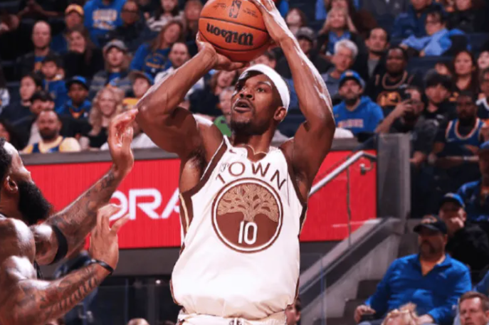 昨天NBA常规赛，勇士以104-96战胜鹈鹕。
赛后，勇士主教练科尔对于球队本场