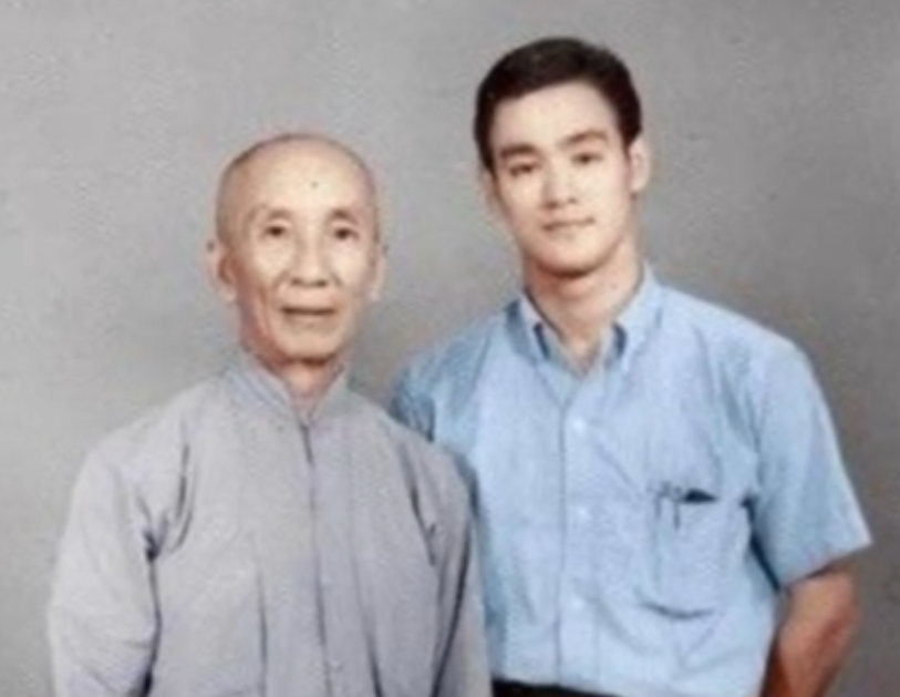 1954年，14岁李小龙跪在叶问面前，请求拜师：“想学咏春拳。”61岁叶问叹道：
