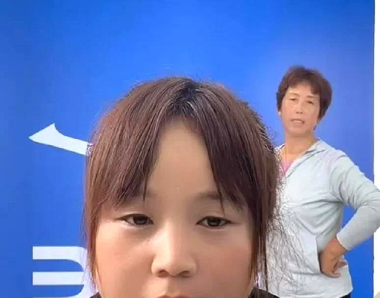 乡野农哥在丹丹直播间被骂惨了[流泪]

农哥一说话就有人骂他，他都不敢出镜了
