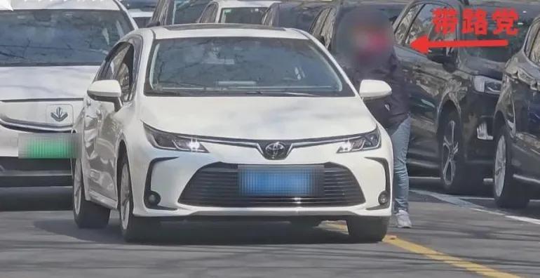 最近，有上海市民反映，汾阳路上的耳鼻喉科医院附近居然出现了“带路党”，只要花20