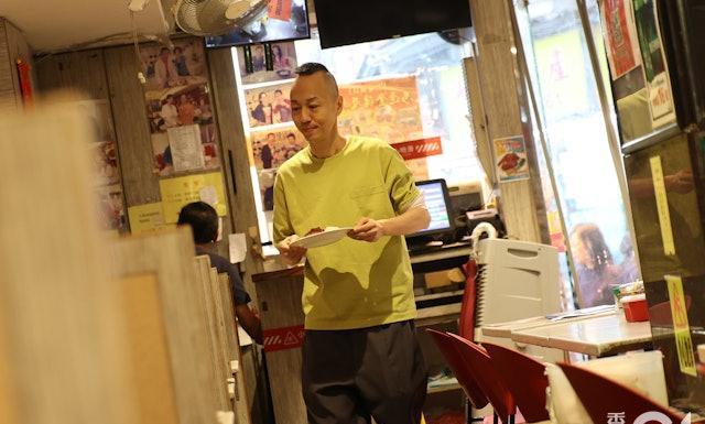 《金枝欲孽》男星转做洗碗工后获关注，终被内地客睇中拍楼盘广告！
资深绿叶戴耀明为