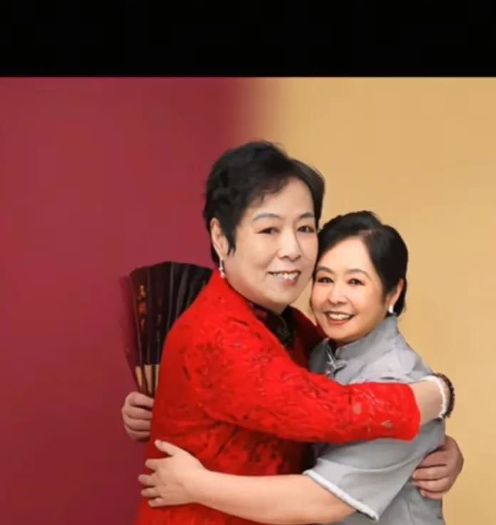 这位70岁的老人是马遗荣老师，因为热爱相声，所以也教育相声，把她一生的积蓄全部奉