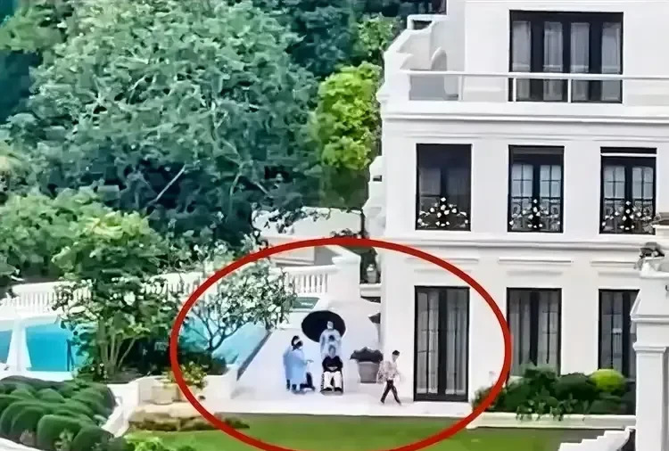 李兆基豪宅生活曝光











富豪李兆基晚年奢华生活曝光，引发热议！