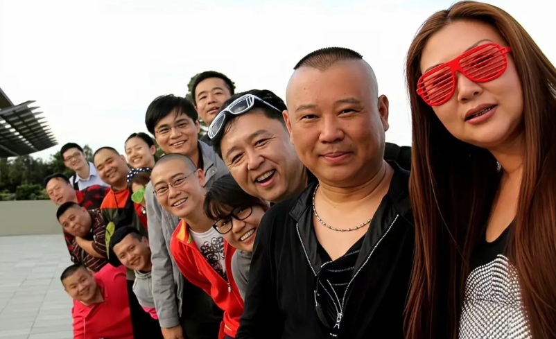 郭德纲突然有钱之后，非常高调，大金链子，小红鞋，瑜伽裤子，桃子发型！他那一帮子徒