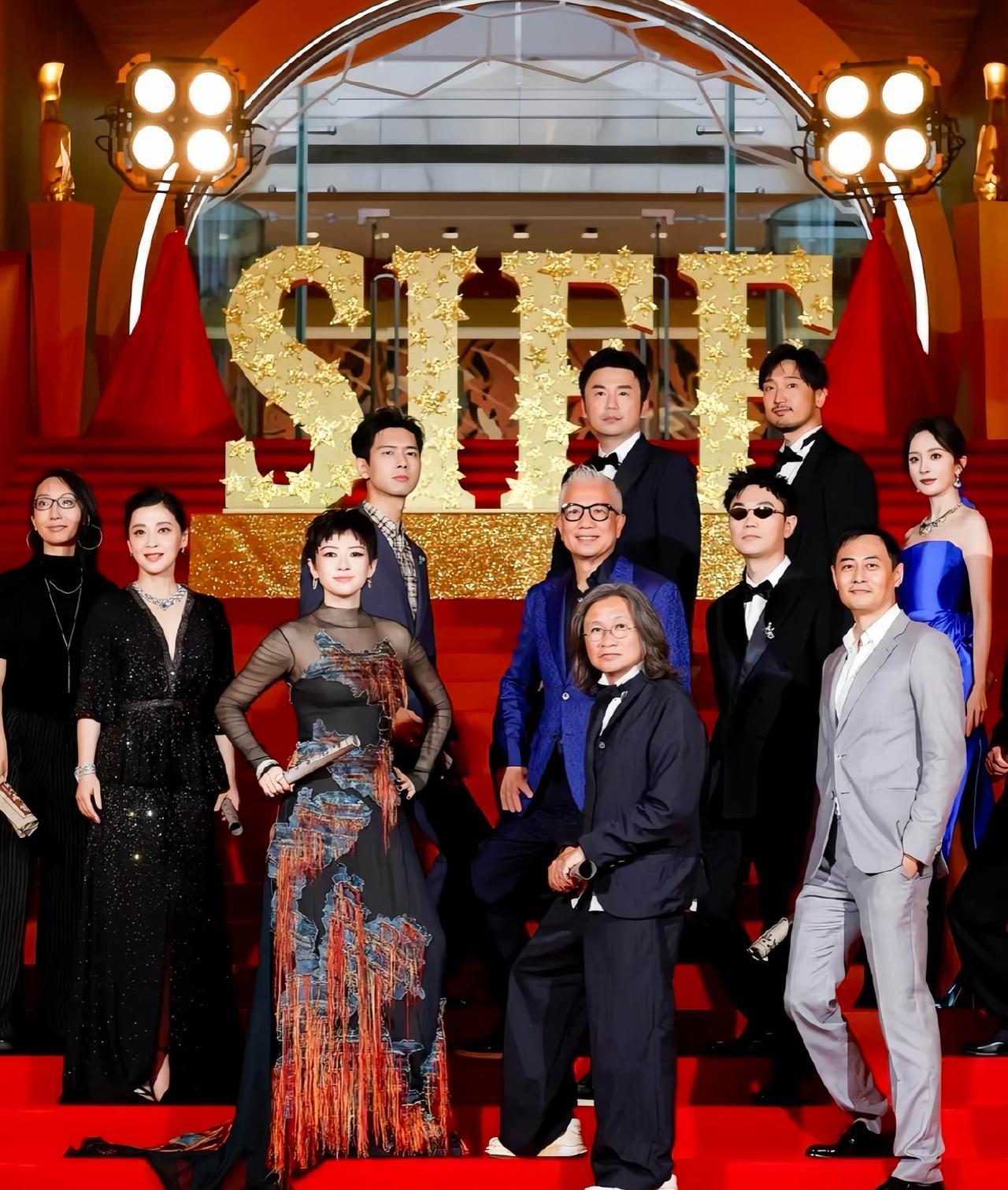 《酱园弄》剧组，上海电影节大合影，导演陈可辛与主演章子怡站双C位。
站在大鹏后面