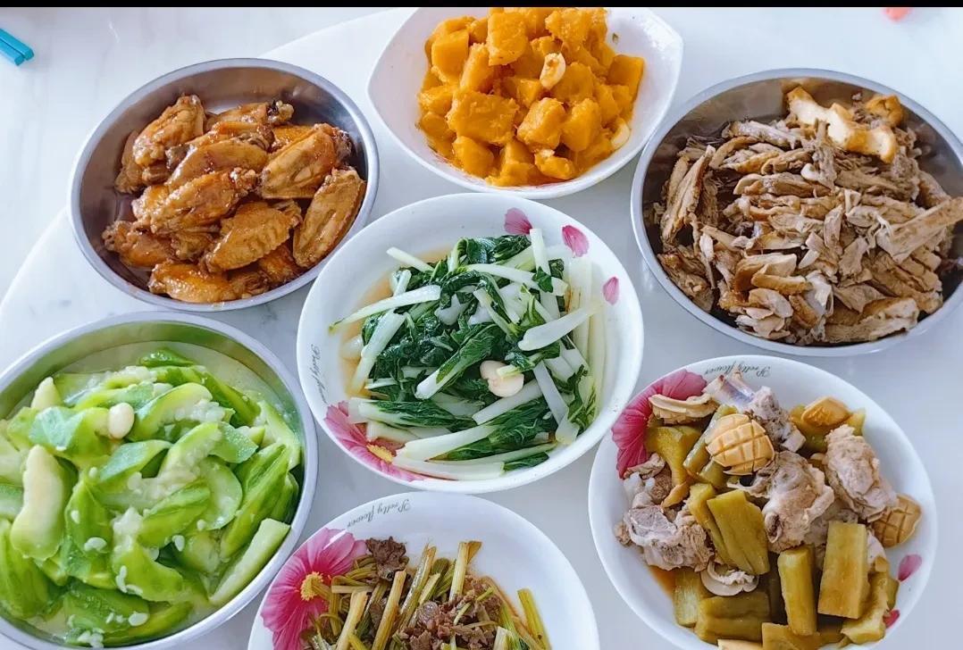 做饭、吃饭、一日三餐真的头大！
不瞒大家说和爱人结婚一直都是我做饭，这一天三餐天