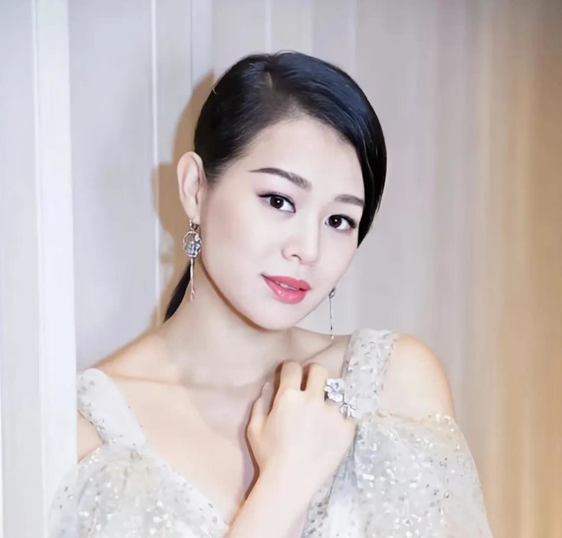 我宣布，
现在全网最后悔的人，
一定是热搜上的胡杏儿。

本想着被帅哥伤