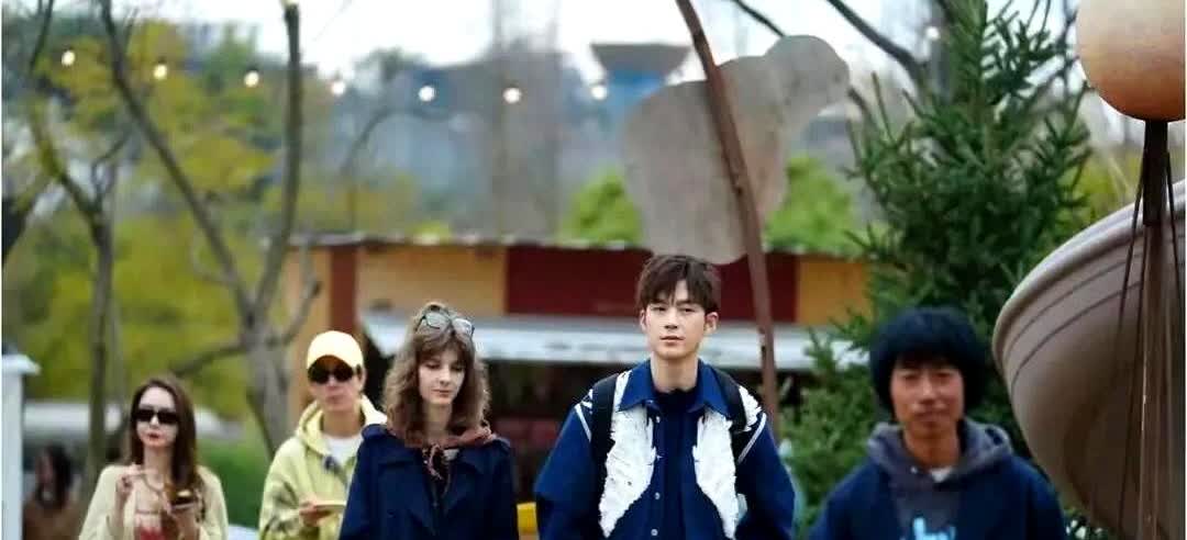 看完《妻子的浪漫旅行》最新一期，董力老婆阿诺的表现实在让人心情复杂。

这位