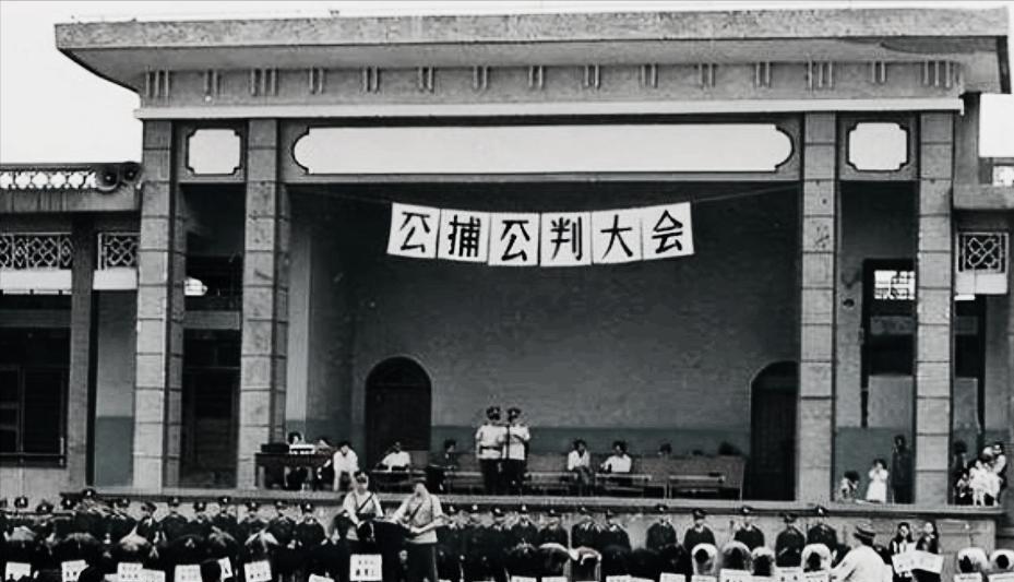 1983年，解放军战士刘福云回老家唐山探亲。让他没想到的是，他坐在公交车上，正憧