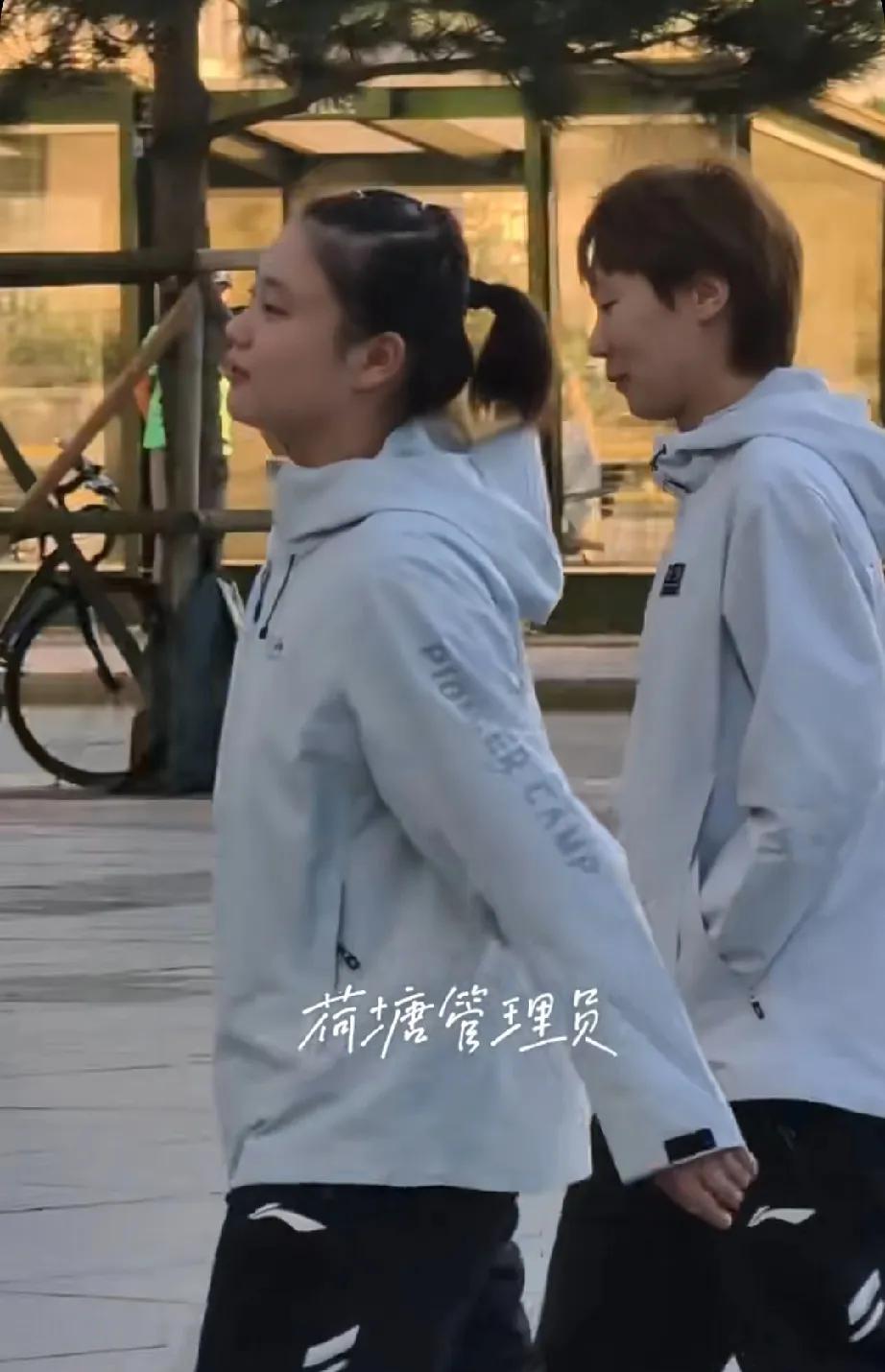 正在瑞典马尔默参加WTT大满贯比赛的王曼昱，昨晚与徐奕妹妹两人吃完晚饭后趁着夕阳