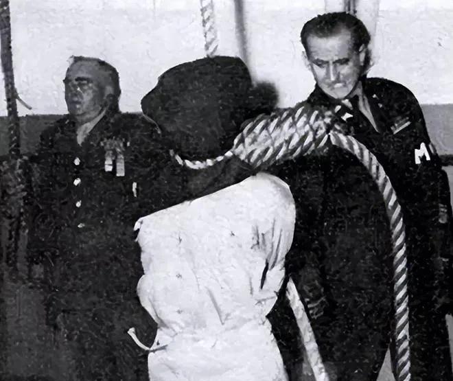 东条英机这战争狂魔，临死前彻底露了馅——1948年绞刑当天，他吓得双腿打颤、尿湿