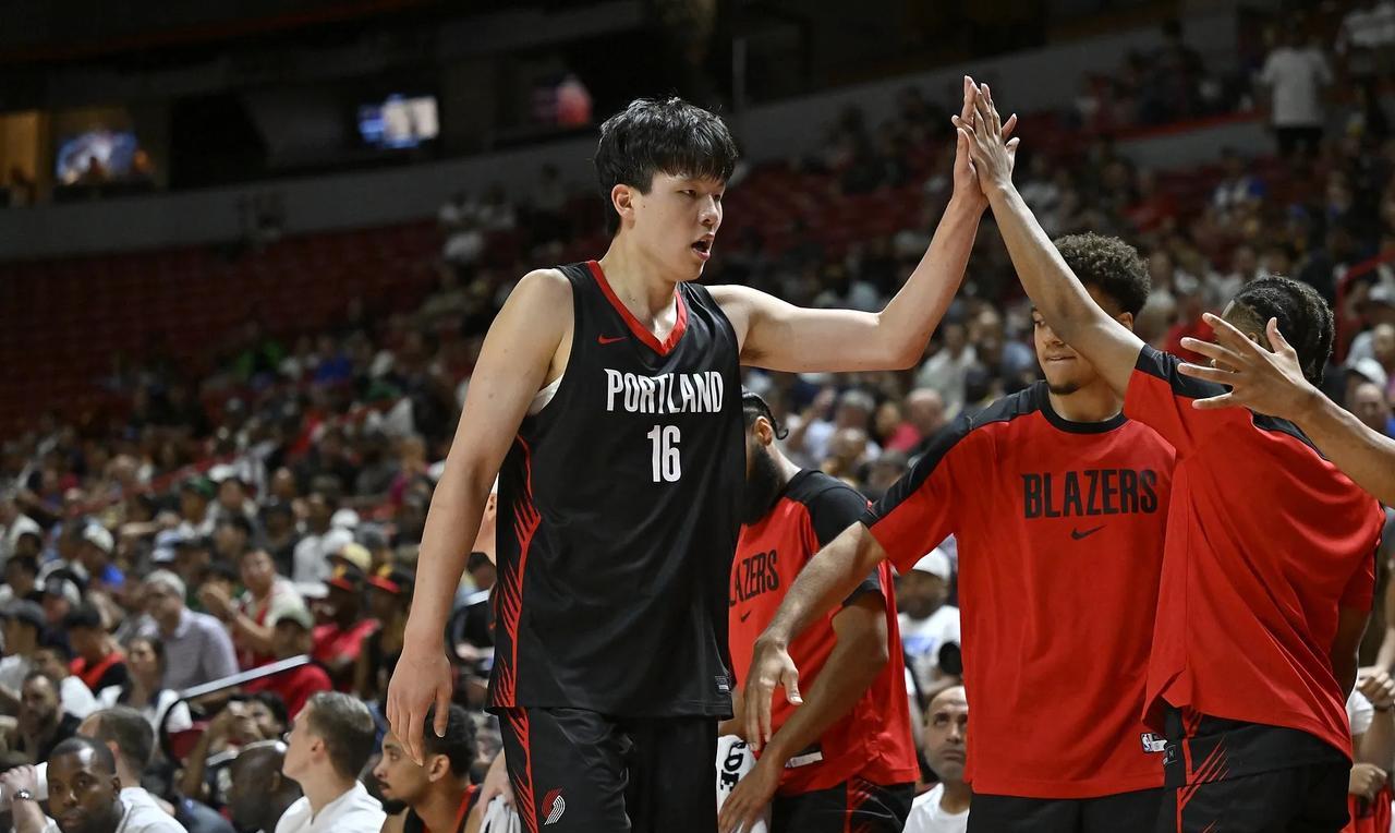 76人队记四处贬低杨瀚森，殊不知自己球队已经成联盟最大笑柄。
76人队队记Der