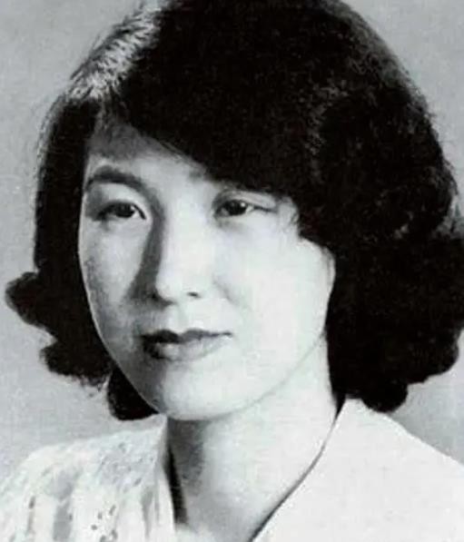 1956年，李玉琴到管理所探望溥仪。管理员考虑到两人结婚14年未同房，破例让她留
