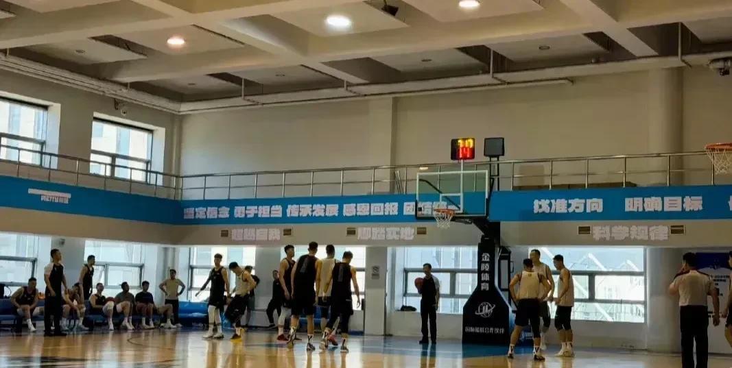 辽宁全运会这阵容可以啊！与北京战成56:56平！
此前我媒体透露辽宁男篮前往赛区