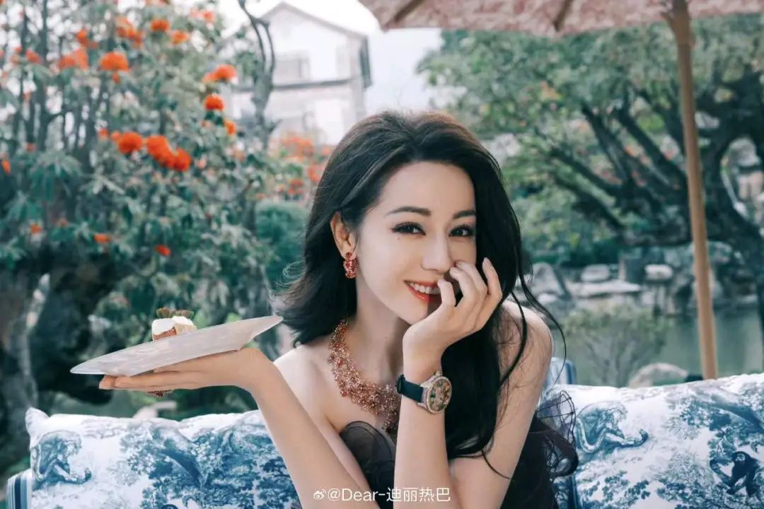 看呆！迪丽热巴笑眼朦胧，这魅力谁顶得住