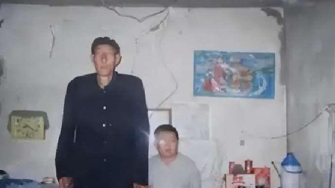 中国第一巨人鲍喜顺：不听医生劝告非要生子，现在儿子长到多高？