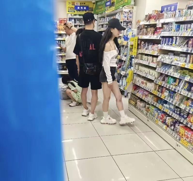 汪峰和森林北在日本深夜买药被拍！
这么晚还出来买药？也不知道买的什么药。
森林北