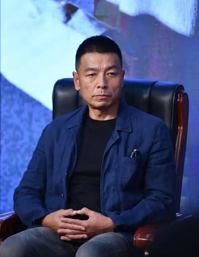 演员王挺：父母离婚，帮爸爸还掉千万巨债后，40岁终与家人和解。
很多人认识王挺，