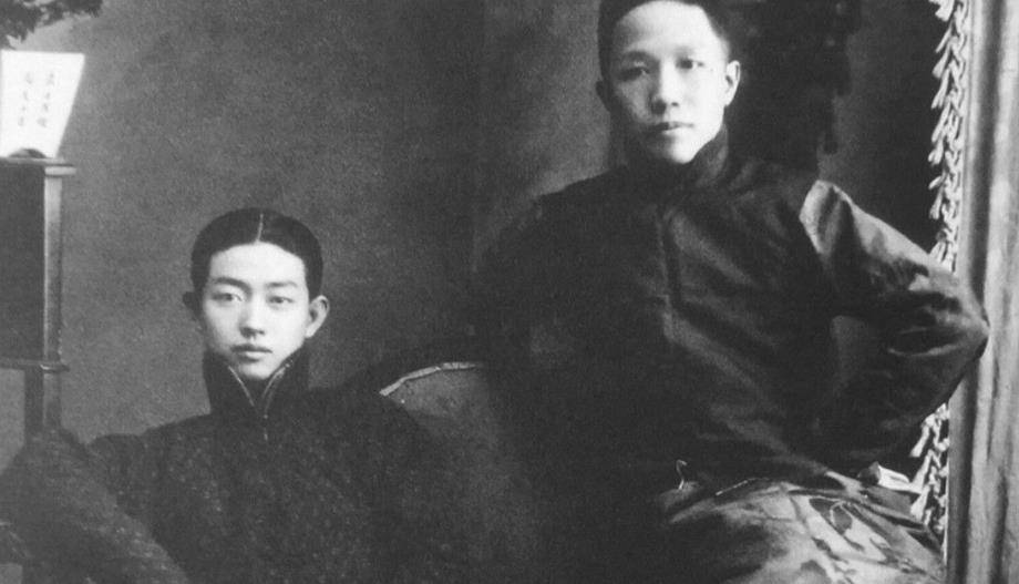 戏子在古代陪侍权贵上床是惯例，像梅兰芳都是被冯耿光，从相光堂子赎出来的，甚至不断
