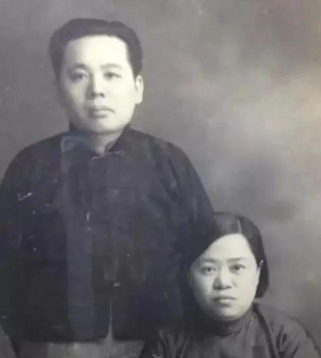 1967年正月初六早上，张恨水在包油条的报纸上看到一则消息，顿时脸色苍白，手微微