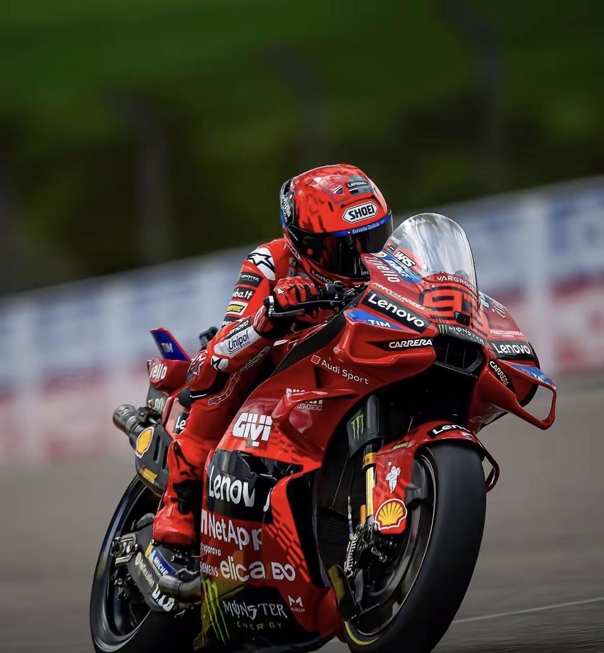 这比赛，干脆改成马奎斯兄弟家宴吧。
其他车手直接成了陪跑的背景板。
哥哥马克在卡