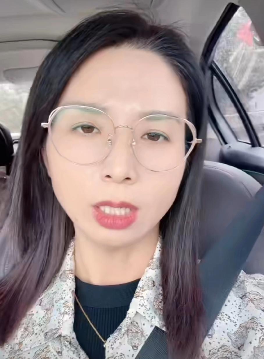 太勇敢了，崔丽丽穿着被侵犯时的衣服出庭。
两年前她穿上这身衣服，被老板侵犯，两年