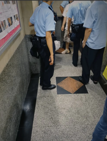 这波操作没谁了，
海口6一对男女在家亲热，
动静大了点，
刚好撞上保姆回家，
人