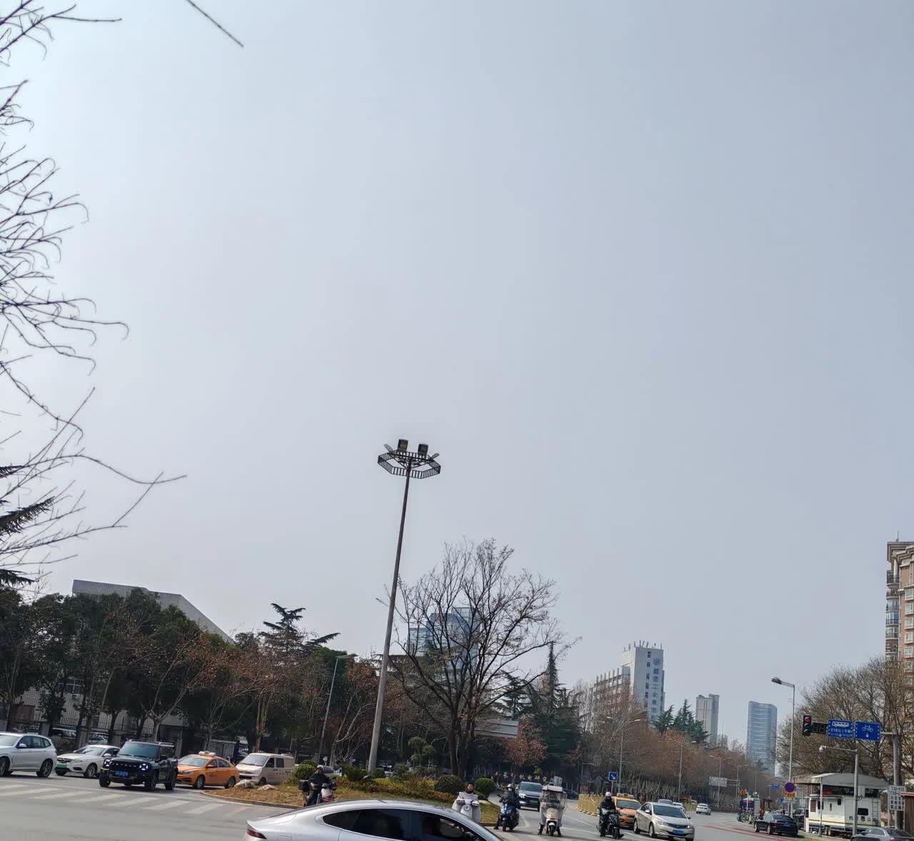 我想问问大家，男士55岁了，还有必要学车吗？
老公一直在外地上班，没有时间学车