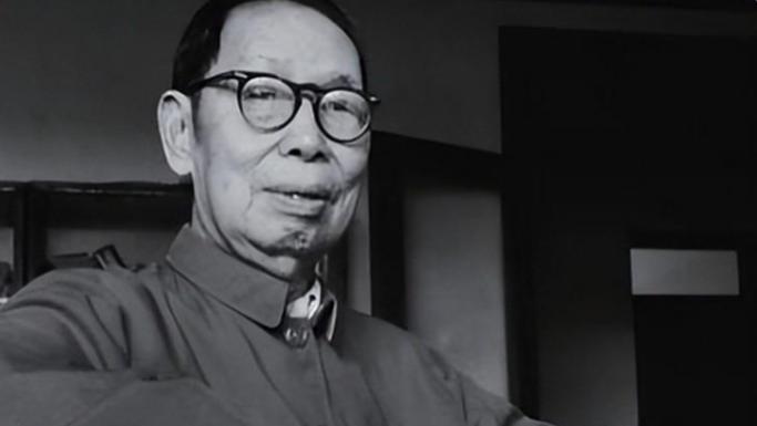 1937年一乞丐抱咸菜坛子进清华，门卫拦着不让进，校长见后：跟我来