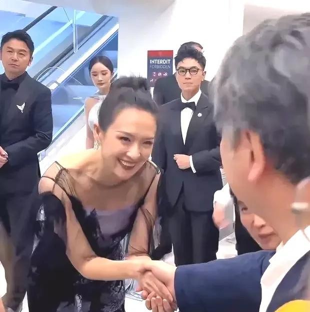 章子怡甩脸工人被批凉薄





国际章翻车？白眼甩工人，媚笑对高层，这变脸速度
