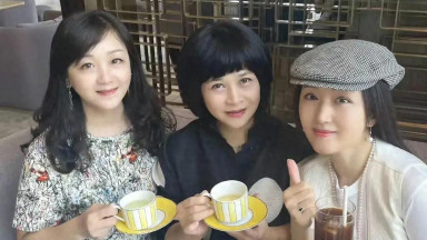 52岁杨钰莹晒发小合照，姐妹花颜值和身材都惊艳每个都不输杨钰莹！
